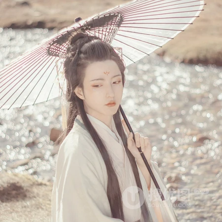 倾国倾城的古代美人野外溪流旁似若有所思的QQ头像图片