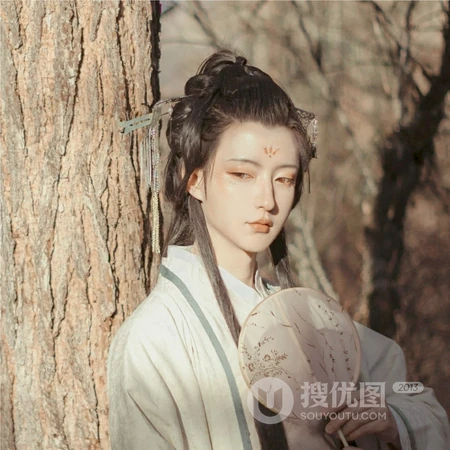 倾国倾城的古代美人野外溪流旁似若有所思的QQ头像图片