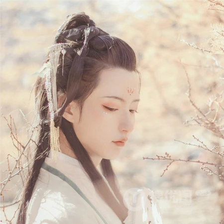 倾国倾城的古代美人野外溪流旁似若有所思的QQ头像图片