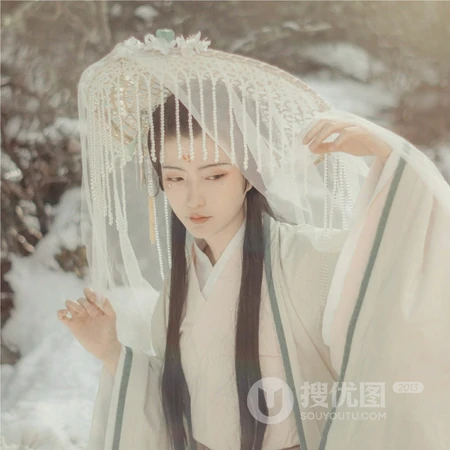 倾国倾城的古代美人野外溪流旁似若有所思的QQ头像图片