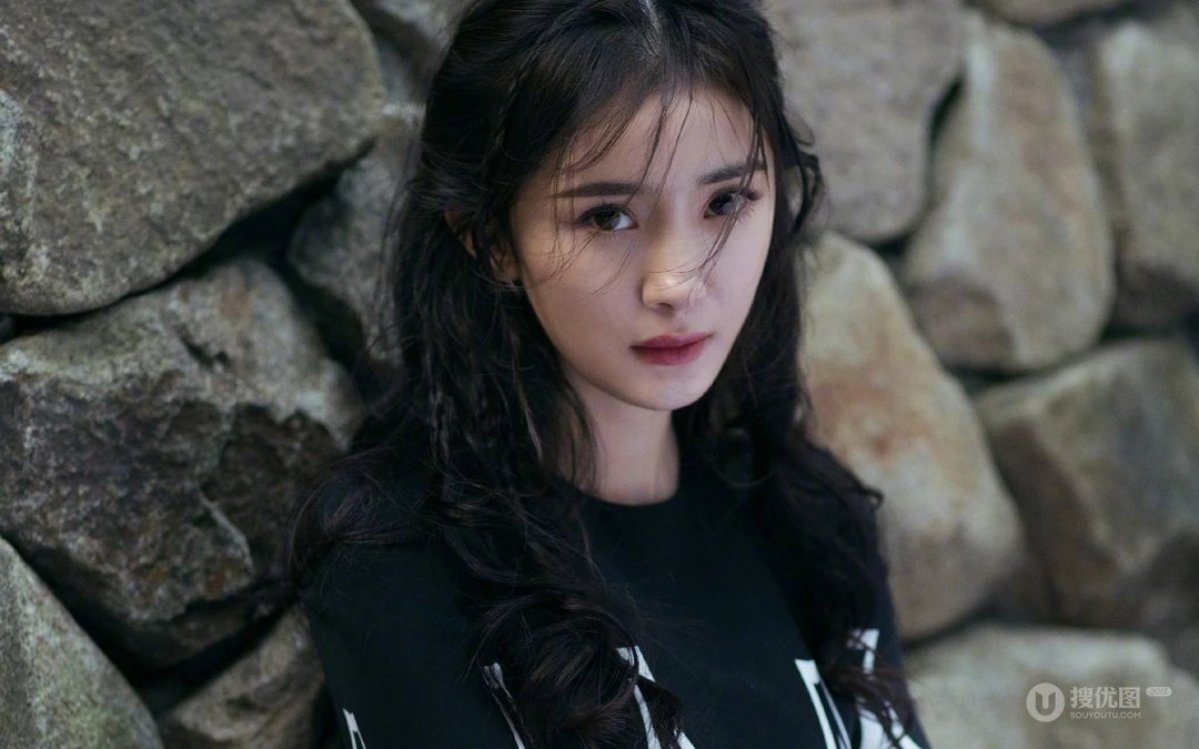 明星&ldquo;杨幂&rdquo;石头墙前的唯美写真桌面壁纸