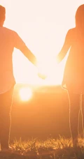 夕阳下求婚，漫步的情侣，情侣的手比爱心等唯美爱情手机壁纸