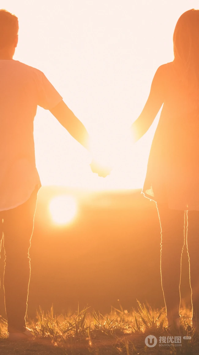 夕阳下求婚，漫步的情侣，情侣的手比爱心等唯美爱情手机壁纸