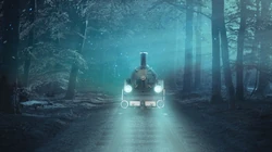 唯美丛林开过的火车，天空气球带飞的房子，悬崖树下荡秋千的帅哥唯美桌面壁纸