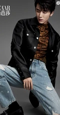 张新成多套服饰帅气休闲装登封面，化身痞帅小美男黑白写真照