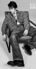 张新成多套服饰帅气休闲装登封面，化身痞帅小美男黑白写真照