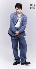 张新成多套服饰帅气休闲装登封面，化身痞帅小美男黑白写真照