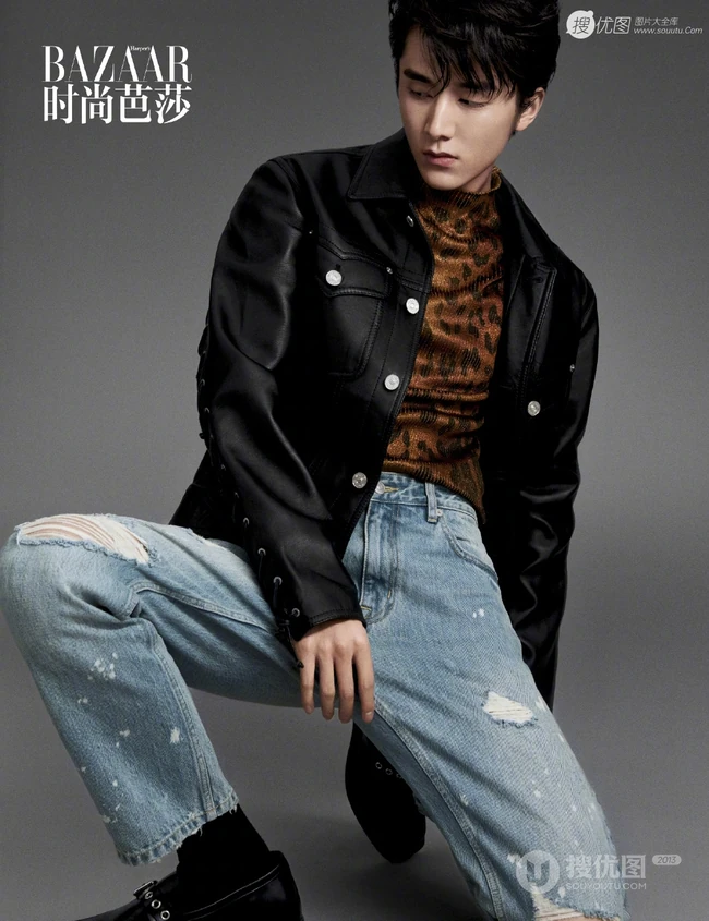 张新成多套服饰帅气休闲装登封面，化身痞帅小美男黑白写真照