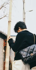井柏然黑框眼镜加头顶卷发化身文艺时尚书生IT男街拍图片