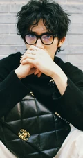 井柏然黑框眼镜加头顶卷发化身文艺时尚书生IT男街拍图片