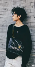 井柏然黑框眼镜加头顶卷发化身文艺时尚书生IT男街拍图片