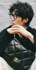 井柏然黑框眼镜加头顶卷发化身文艺时尚书生IT男街拍图片