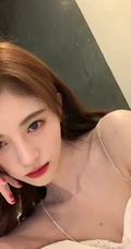鞠婧祎温柔气质小露香肩自拍美照，卷发披肩，妩媚动人