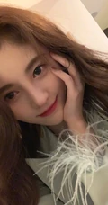 鞠婧祎温柔气质小露香肩自拍美照，卷发披肩，妩媚动人