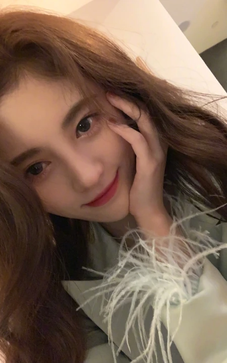 鞠婧祎温柔气质小露香肩自拍美照，卷发披肩，妩媚动人