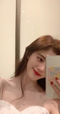 鞠婧祎温柔气质小露香肩自拍美照，卷发披肩，妩媚动人