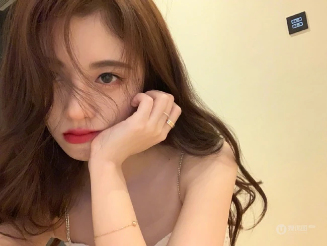 鞠婧祎温柔气质小露香肩自拍美照，卷发披肩，妩媚动人
