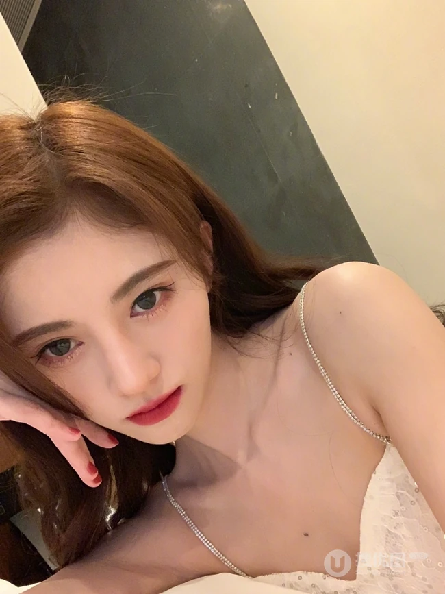 鞠婧祎温柔气质小露香肩自拍美照，卷发披肩，妩媚动人