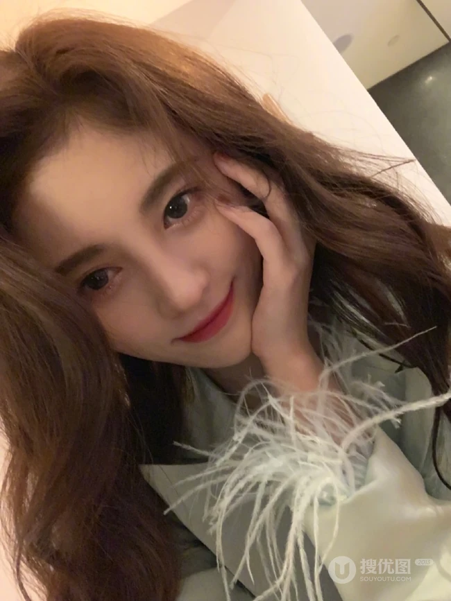鞠婧祎温柔气质小露香肩自拍美照，卷发披肩，妩媚动人
