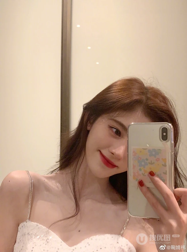 鞠婧祎温柔气质小露香肩自拍美照，卷发披肩，妩媚动人