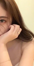 鞠婧祎温柔气质小露香肩自拍美照，卷发披肩，妩媚动人