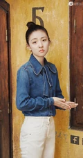 吴倩高扎丸子头户外街拍甜美写真，牛仔衣搭配白裤清爽怡人