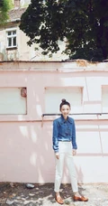 吴倩高扎丸子头户外街拍甜美写真，牛仔衣搭配白裤清爽怡人