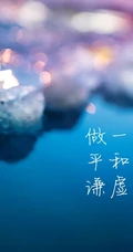 吴倩高扎丸子头户外街拍甜美写真，牛仔衣搭配白裤清爽怡人