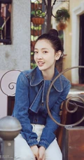 吴倩高扎丸子头户外街拍甜美写真，牛仔衣搭配白裤清爽怡人