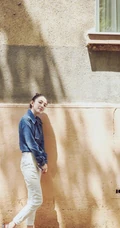 吴倩高扎丸子头户外街拍甜美写真，牛仔衣搭配白裤清爽怡人