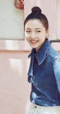 吴倩高扎丸子头户外街拍甜美写真，牛仔衣搭配白裤清爽怡人