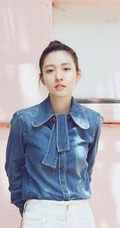 吴倩高扎丸子头户外街拍甜美写真，牛仔衣搭配白裤清爽怡人