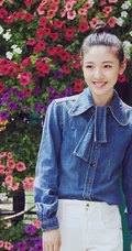吴倩高扎丸子头户外街拍甜美写真，牛仔衣搭配白裤清爽怡人