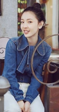吴倩高扎丸子头户外街拍甜美写真，牛仔衣搭配白裤清爽怡人