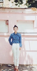 吴倩高扎丸子头户外街拍甜美写真，牛仔衣搭配白裤清爽怡人