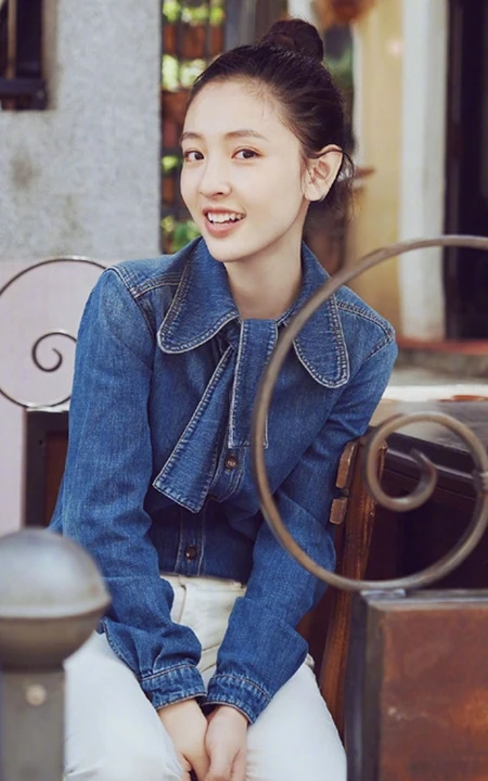 吴倩高扎丸子头户外街拍甜美写真，牛仔衣搭配白裤清爽怡人