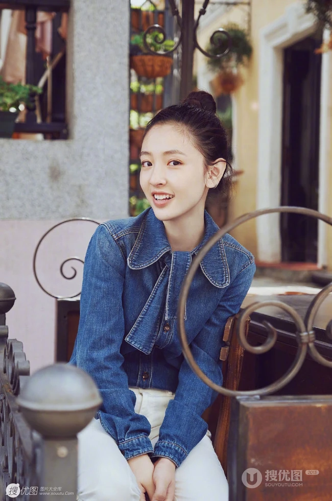 吴倩高扎丸子头户外街拍甜美写真，牛仔衣搭配白裤清爽怡人