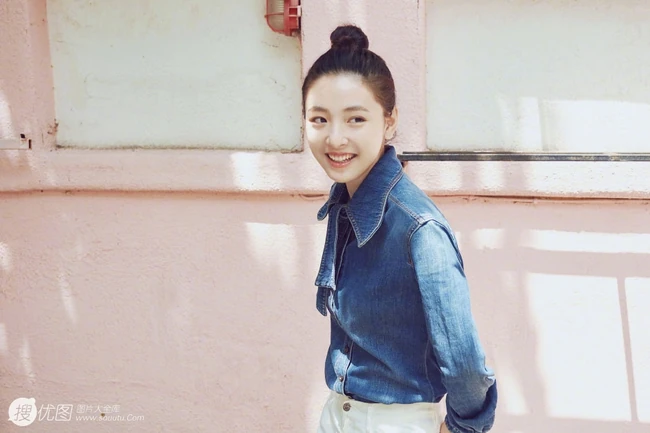 吴倩高扎丸子头户外街拍甜美写真，牛仔衣搭配白裤清爽怡人
