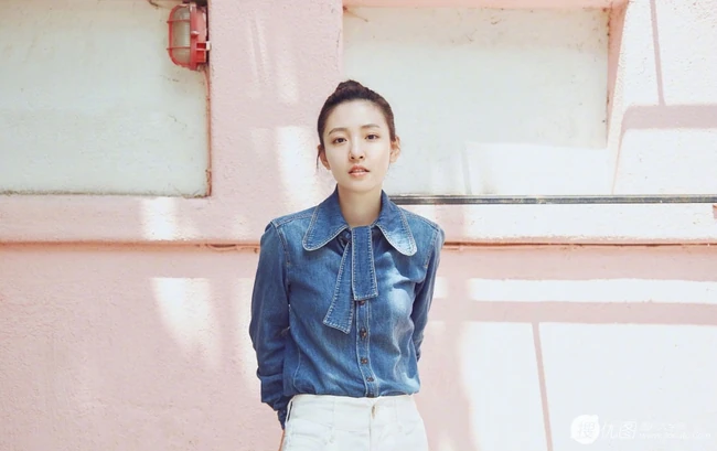 吴倩高扎丸子头户外街拍甜美写真，牛仔衣搭配白裤清爽怡人