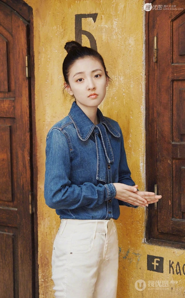 吴倩高扎丸子头户外街拍甜美写真，牛仔衣搭配白裤清爽怡人