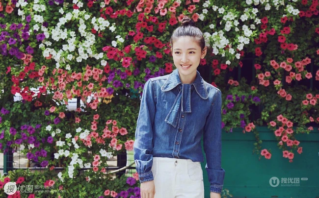 吴倩高扎丸子头户外街拍甜美写真，牛仔衣搭配白裤清爽怡人
