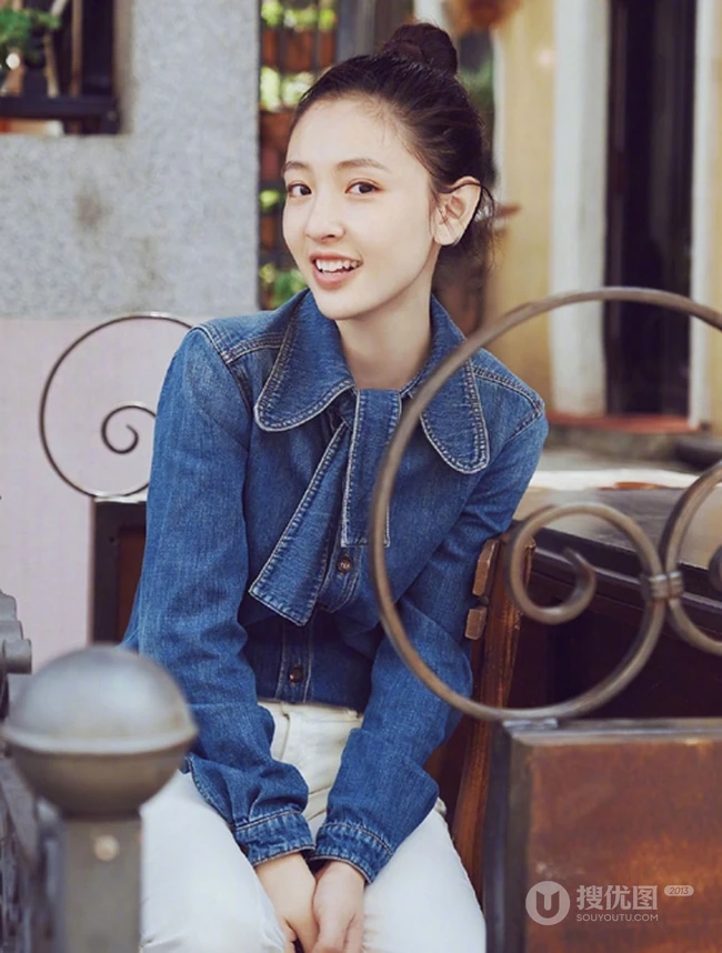 吴倩高扎丸子头户外街拍甜美写真，牛仔衣搭配白裤清爽怡人