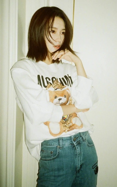 李沁复古唯美青涩白衣牛仔裤写真，仿佛时光机，再回少女时代