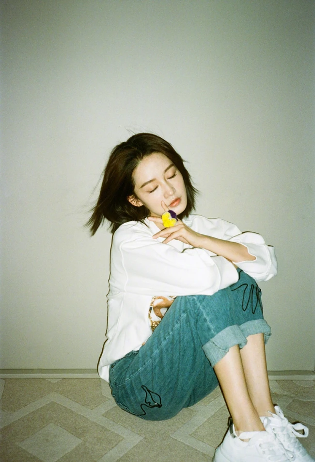 李沁复古唯美青涩白衣牛仔裤写真，仿佛时光机，再回少女时代