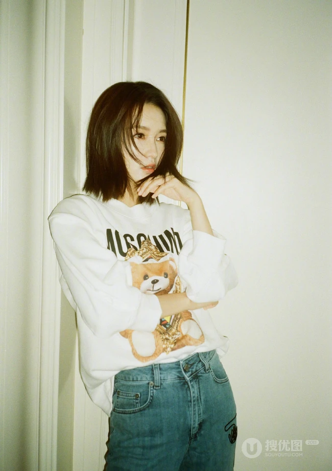 李沁复古唯美青涩白衣牛仔裤写真，仿佛时光机，再回少女时代