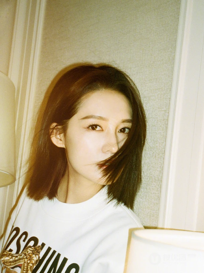 李沁复古唯美青涩白衣牛仔裤写真，仿佛时光机，再回少女时代