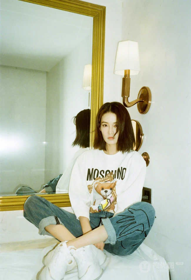 李沁复古唯美青涩白衣牛仔裤写真，仿佛时光机，再回少女时代
