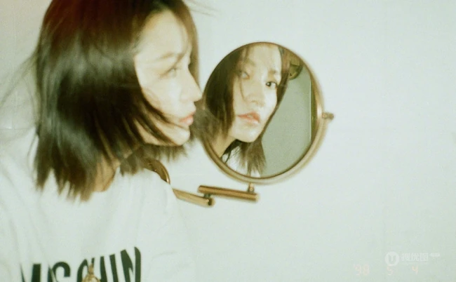李沁复古唯美青涩白衣牛仔裤写真，仿佛时光机，再回少女时代