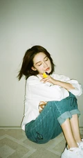 李沁复古唯美青涩白衣牛仔裤写真，仿佛时光机，再回少女时代