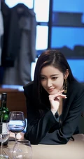 张天爱化身气质轻熟，礼裙黑衣短裙着身，小露香肩美背妩媚动人